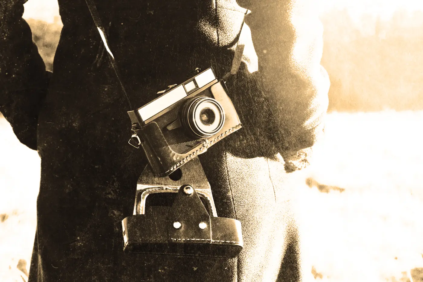 Fotograaf met vintage analoge camera in tegenlicht