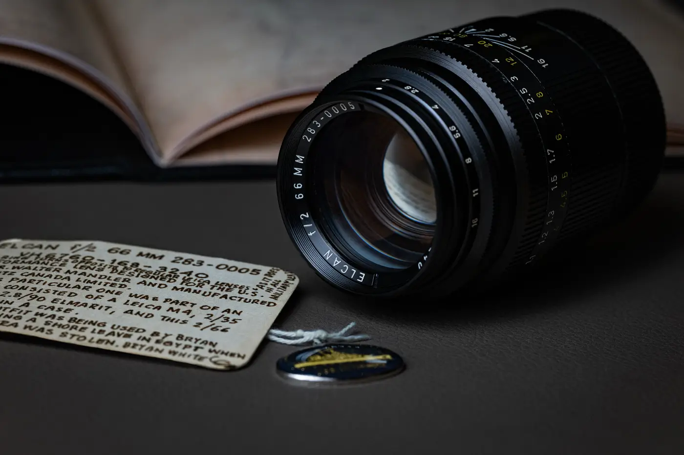 Historische Elcan 66 mm f/2 naast een militaire identificatiekaart