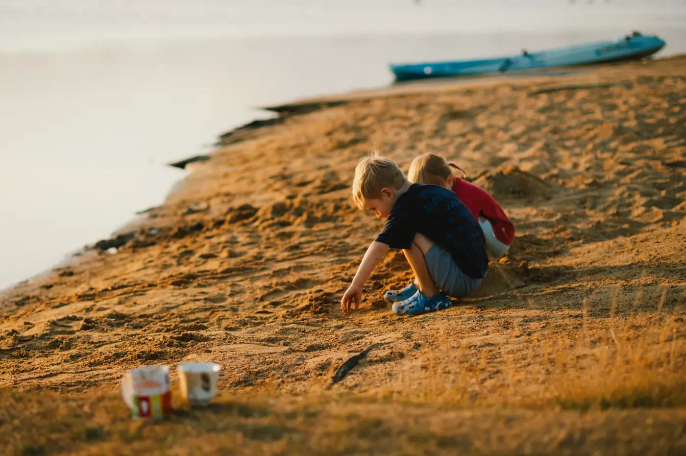 Twee kinderen spelen aan de waterkant, gefotografeerd met de Leica Summicron-M 66 f/2