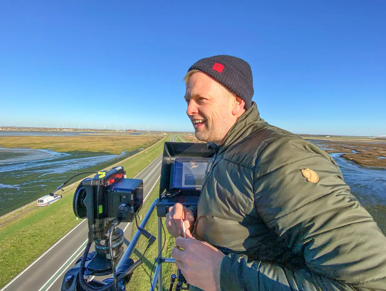 Fotograaf Jeroen Hofman bij zijn werk over landschappen vanuit een hoogwerker.
