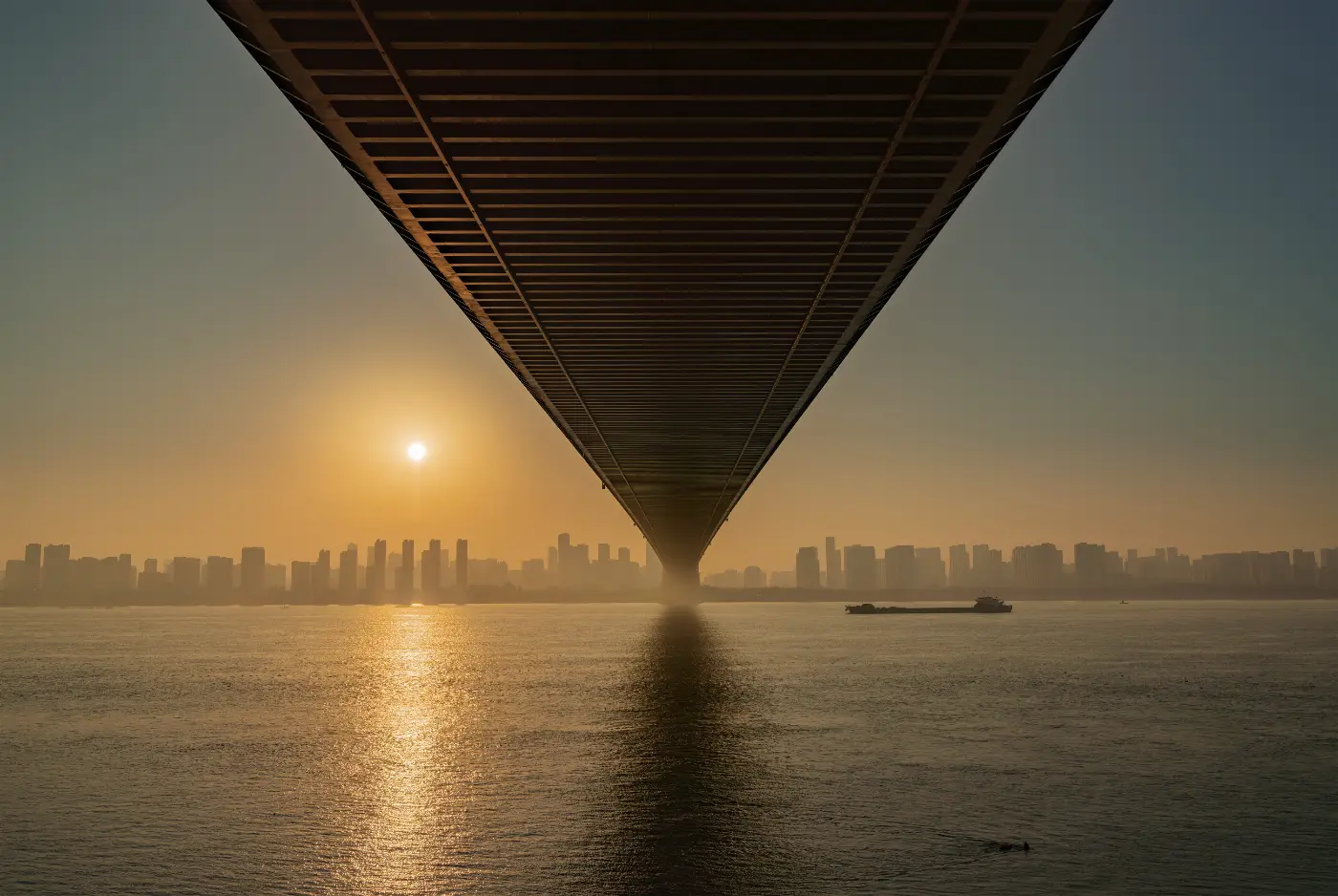 Zwart-witfoto van een monumentale, op Chinese paleisarchitectuur geïnspireerde constructie in een open landschap, met enkele bezoekers op de voorgrond.