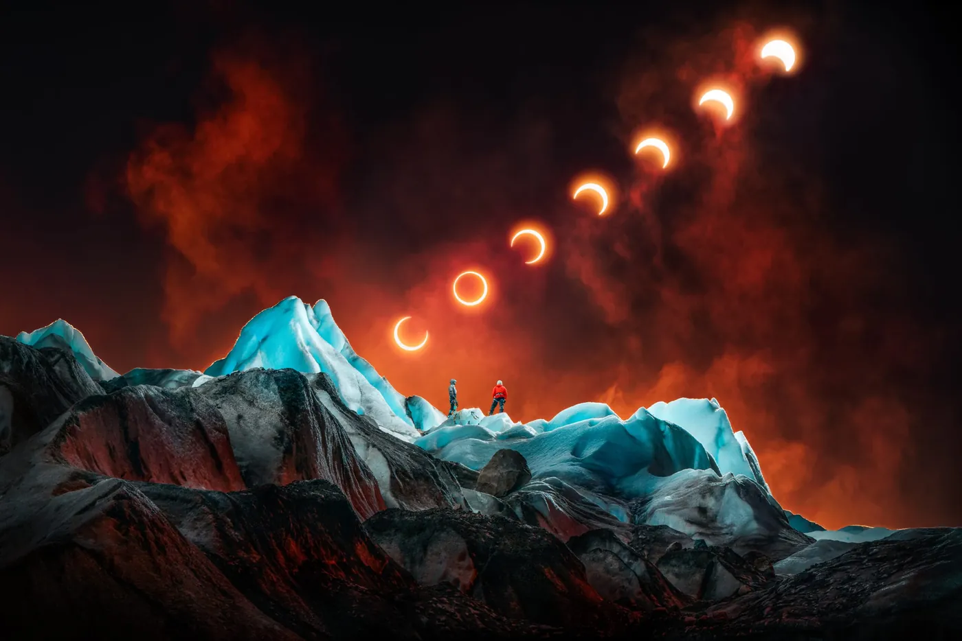 Twee klimmers op blauw verlicht gletsjerijs, met opeenvolgende fasen van een zonsverduistering boven een rood-oranje lucht.