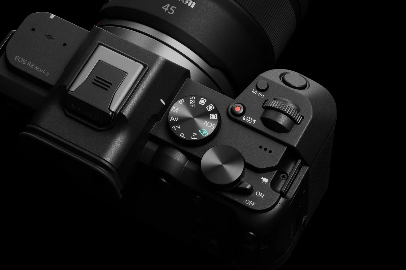Bovenaanzicht van de Canon EOS R8 Mark II met instelwielen, ontspanknop en RF 45mm-objectief.