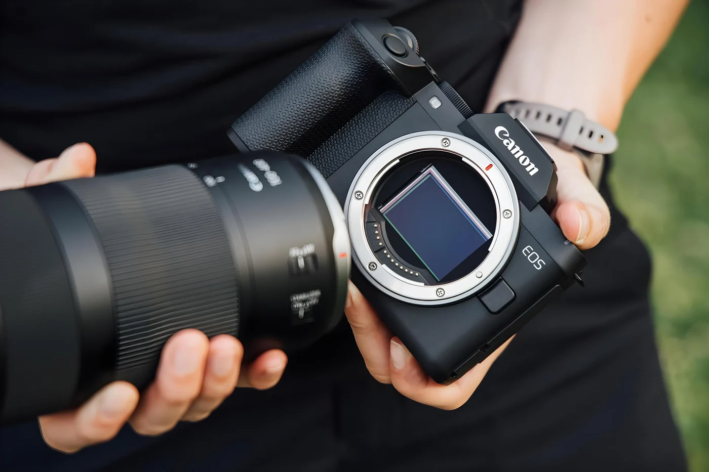 Canon EOS R8 Mark II met zichtbaar full-frame sensoroppervlak en een losgenomen objectief.