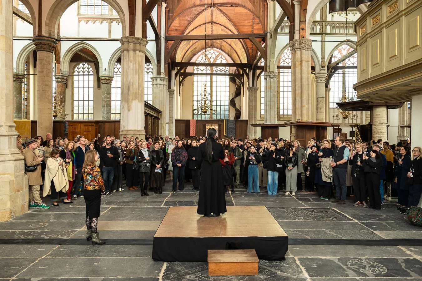 Bezoekers bij de opening van Kimsooja in de Oude Kerk in Amsterdam. Foto: Maarten Nauw.