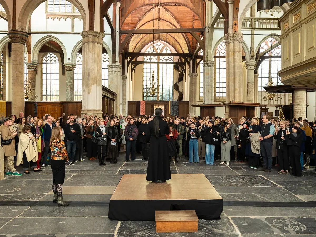 Bezoekers bij de opening van Kimsooja in de Oude Kerk in Amsterdam. Foto: Maarten Nauw.