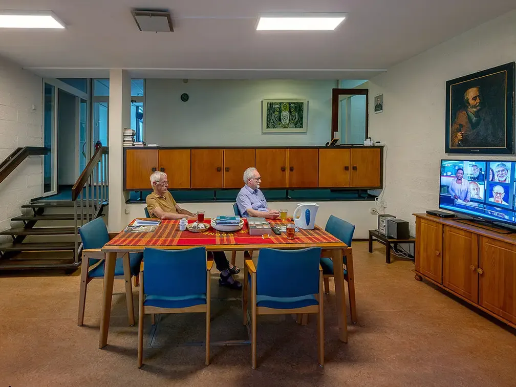 Dagelijks wordt om 4 uur bij de thee het NOS Journaal bekeken / Stadsklooster La Verna