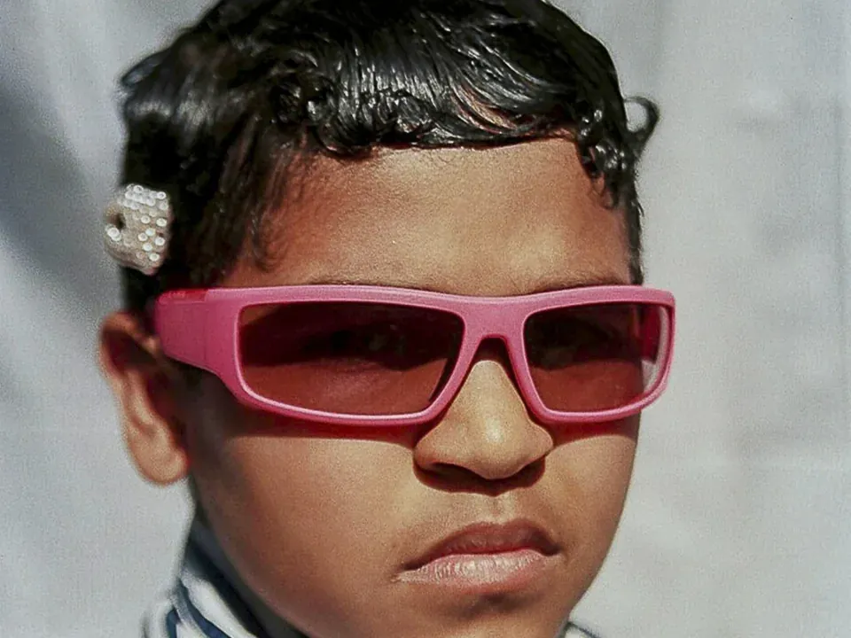 Portret van een kind met roze zonnebril, gebruikt op de BIP2026-pagina Miroir Miroir.