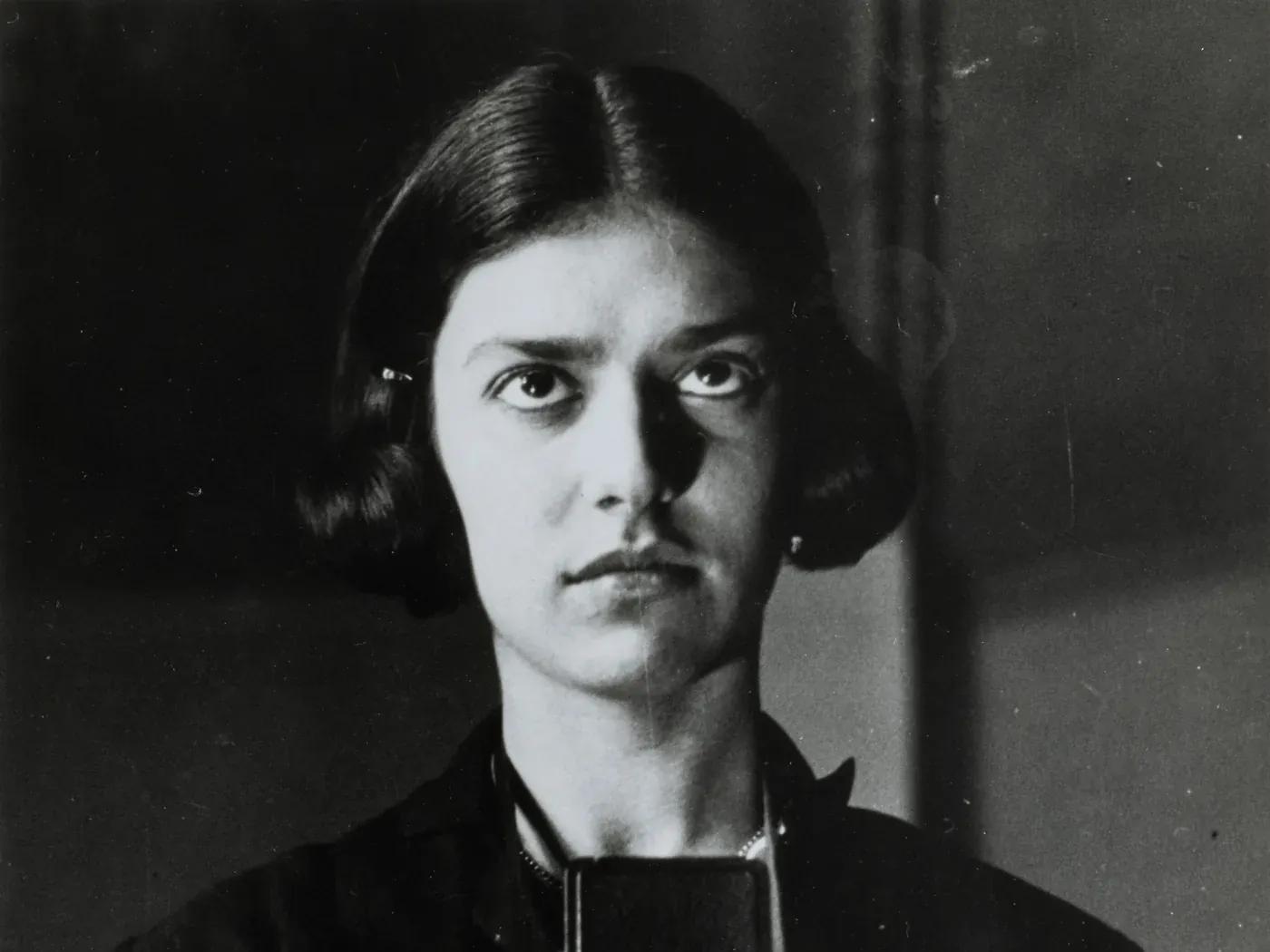Zelfportret van Eva Besnyö met Rolleiflex-camera in Berlijn, 1931.