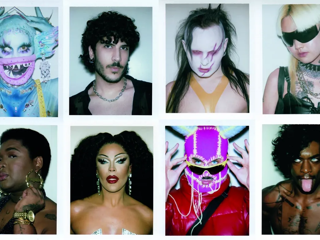 Raster van acht Polaroidportretten van verschillende personen in opvallende make-up, maskers en cluboutfits.