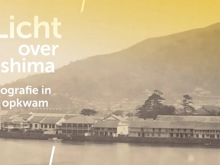 Sepiakleurig promotiebeeld van een haven aan het water met lage bebouwing en heuvels op de achtergrond, met de tekst Licht over Deshima.