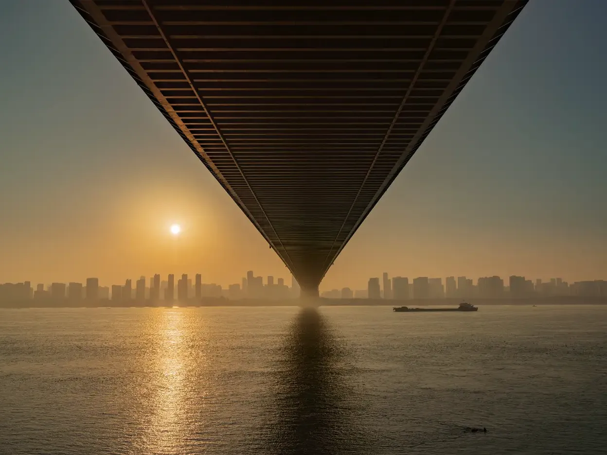 Zwart-witfoto van een monumentale, op Chinese paleisarchitectuur geïnspireerde constructie in een open landschap, met enkele bezoekers op de voorgrond.