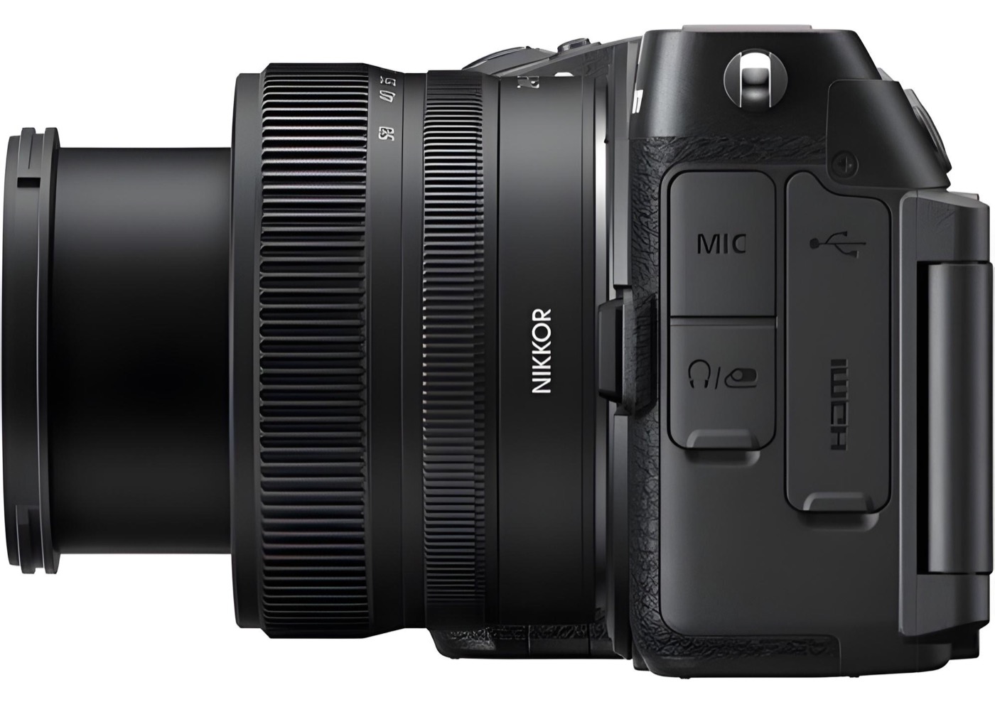 Zijkant van de zwarte Nikon Z5IIC met objectief en aansluitklepjes