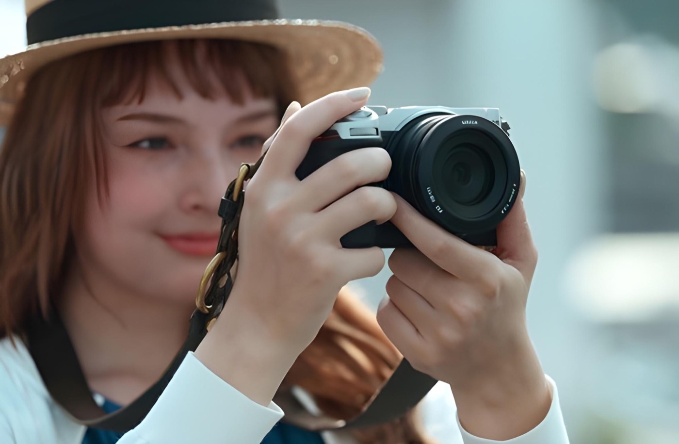 Fotograaf gebruikt een zilveren Nikon Z5IIC via het scherm