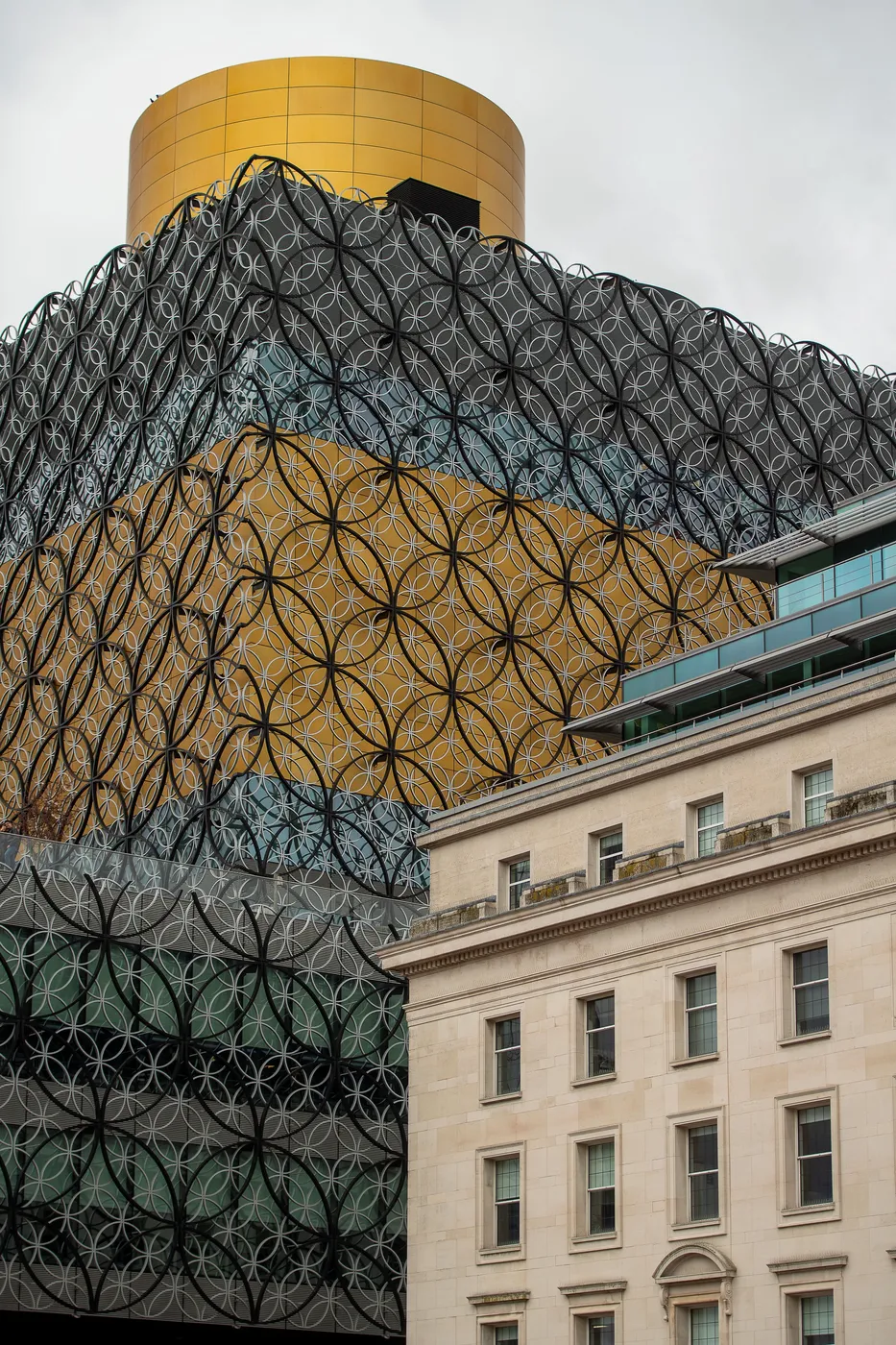 Indrukwekkende geometrische gevel van de Bibliotheek van Birmingham, die modern ontwerp toont.