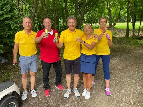 Lecker Schnittchen und Gruppentherapie mit Weinschorle