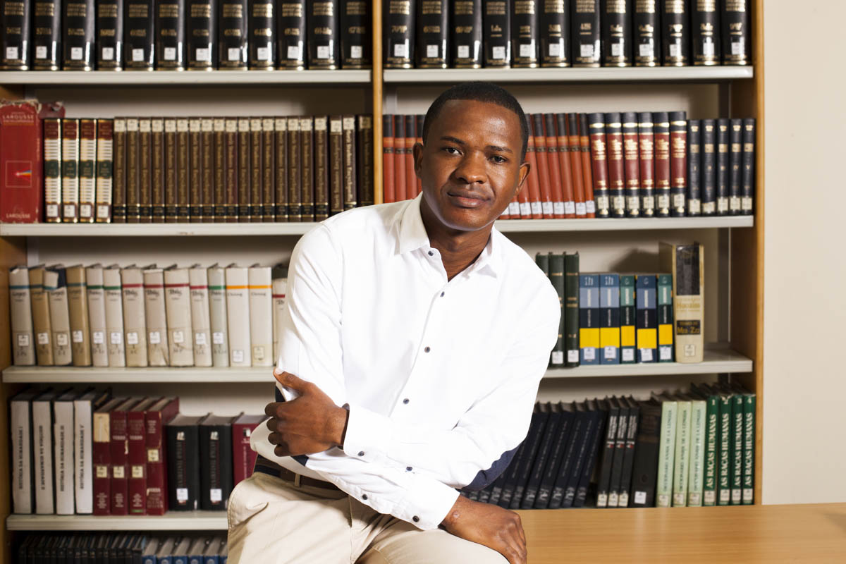 Precioso Domingos constesta que investigação científica no país esteja “reduzida a trabalhos de fim de curso”