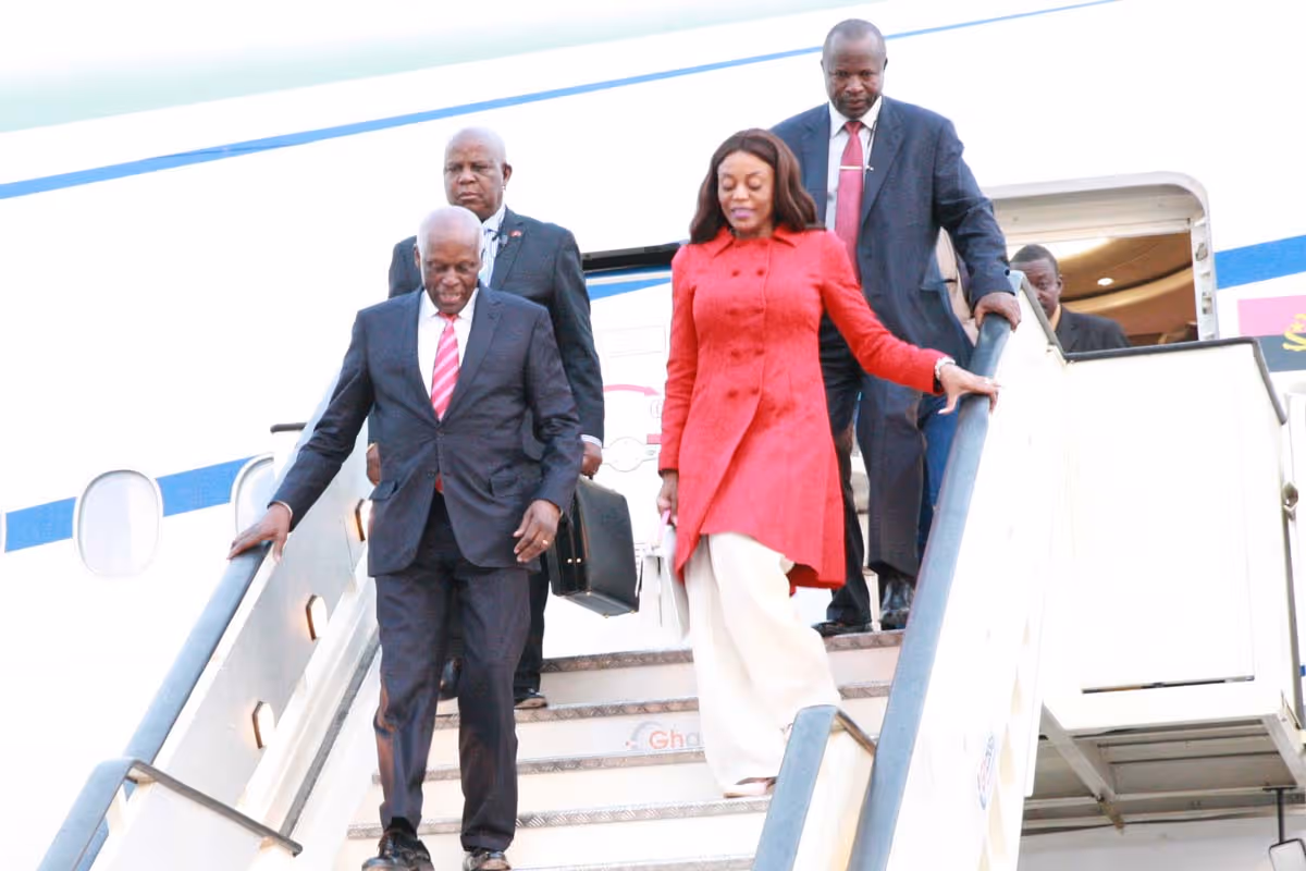 José Eduardo dos Santos regressa a Angola depois de quinze dias de visita privada à Espanha