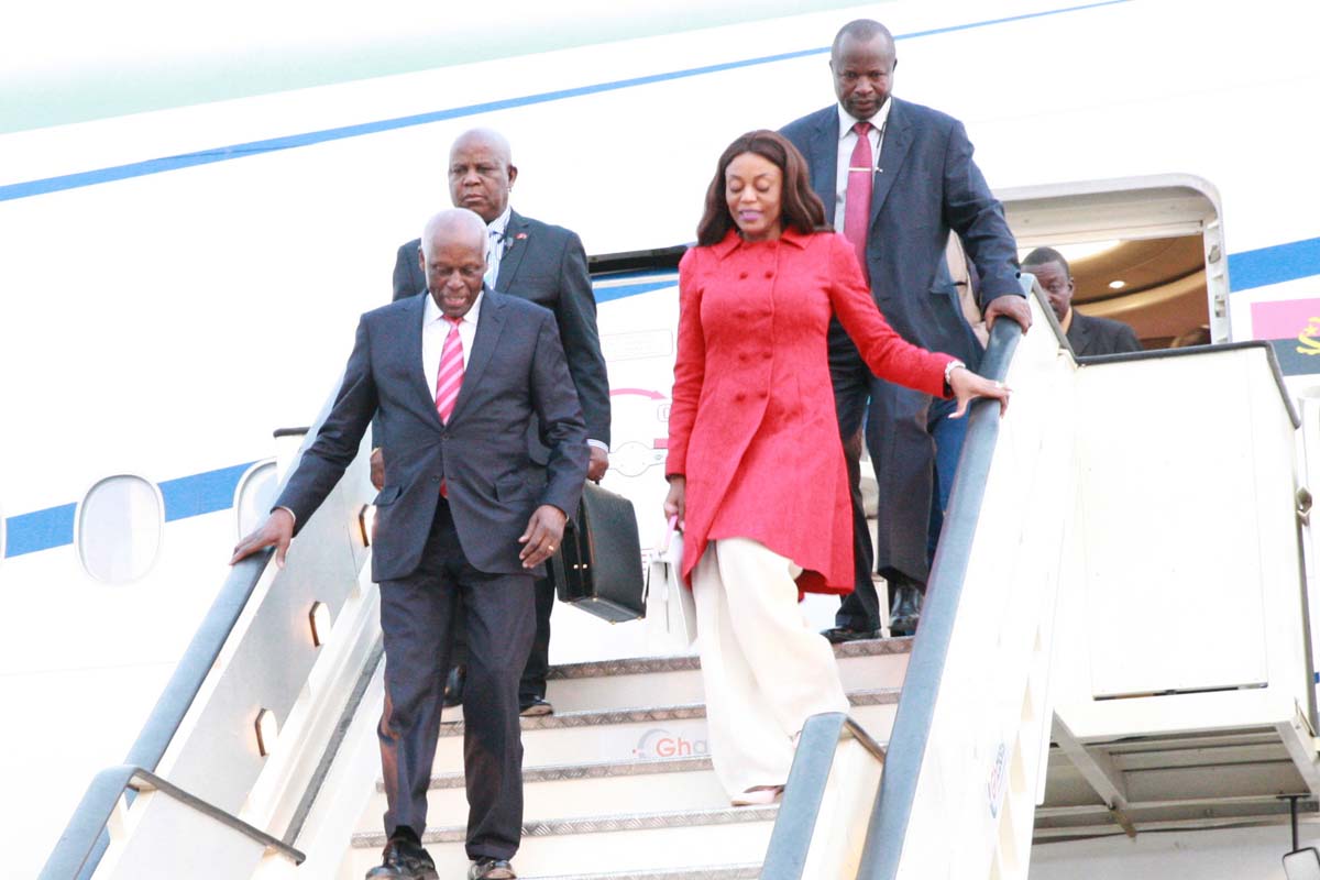 José Eduardo dos Santos regressa a Angola depois de quinze dias de visita privada à Espanha