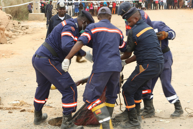 Fossa desaba e periga vida de três jovens em Cacuaco