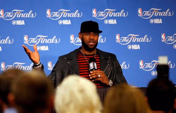 LeBron James acusa Donald Trump de colocar o ódio racial "na moda"