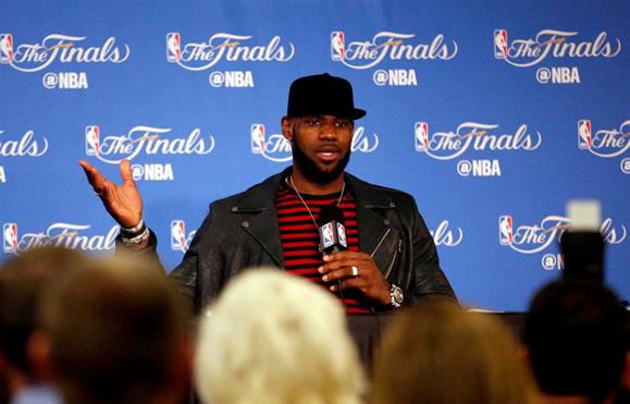 LeBron James acusa Donald Trump de colocar o ódio racial "na moda"