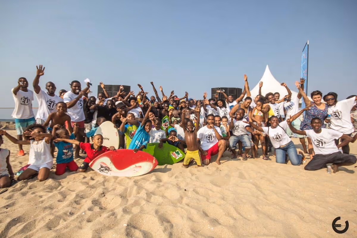 Sociedade civil oferece bens diversos aos meninos de rua da Ilha de Luanda