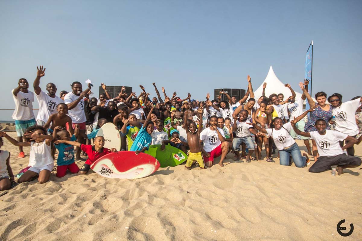 Sociedade civil oferece bens diversos aos meninos de rua da Ilha de Luanda