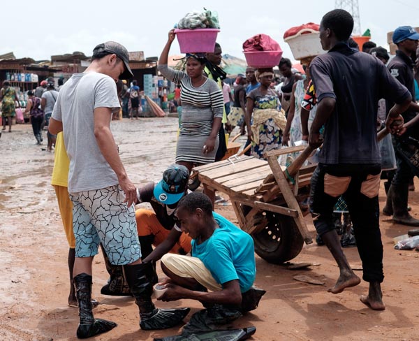 Desemprego deixa milhares de jovens a viver de biscastes em Luanda