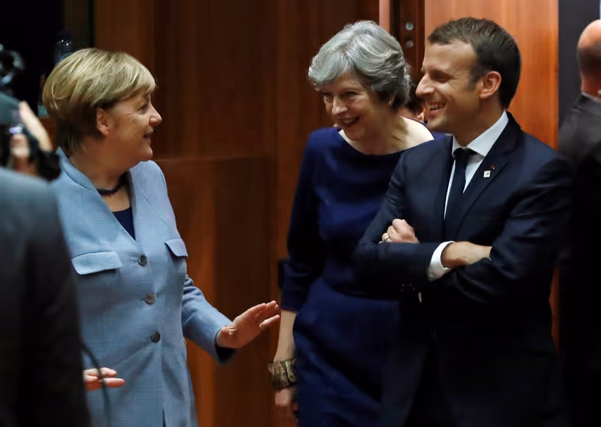 Merkel "furiosa" com revelações que possam derrubar governo britânico de Theresa May