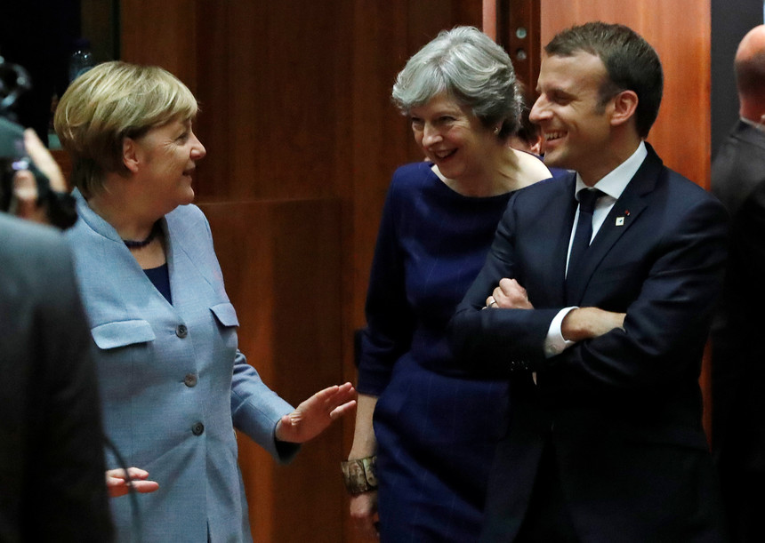Merkel "furiosa" com revelações que possam derrubar governo britânico de Theresa May
