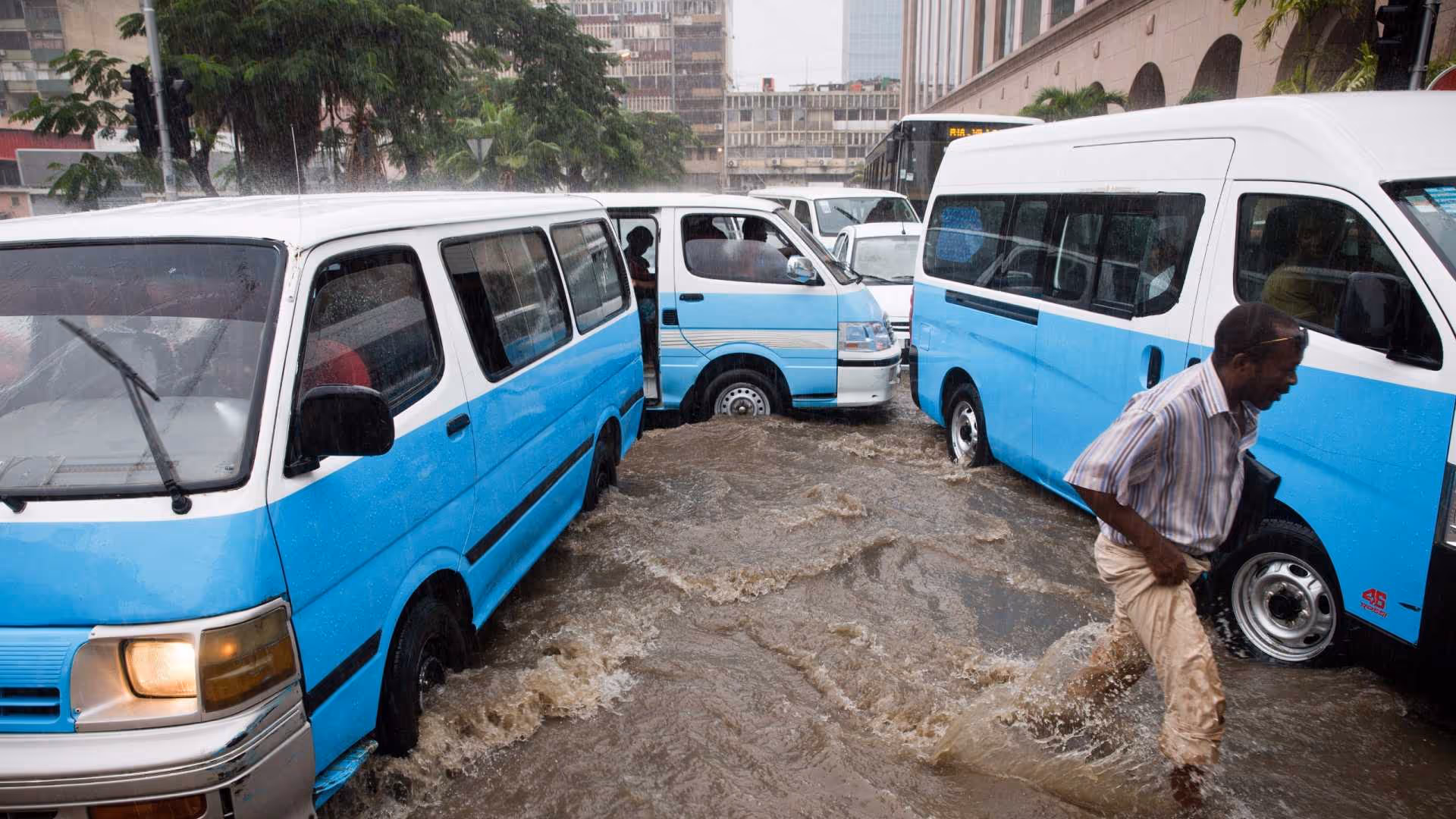 Fortes chuvas em Luanda provocam pelo menos dois mortos e inundações