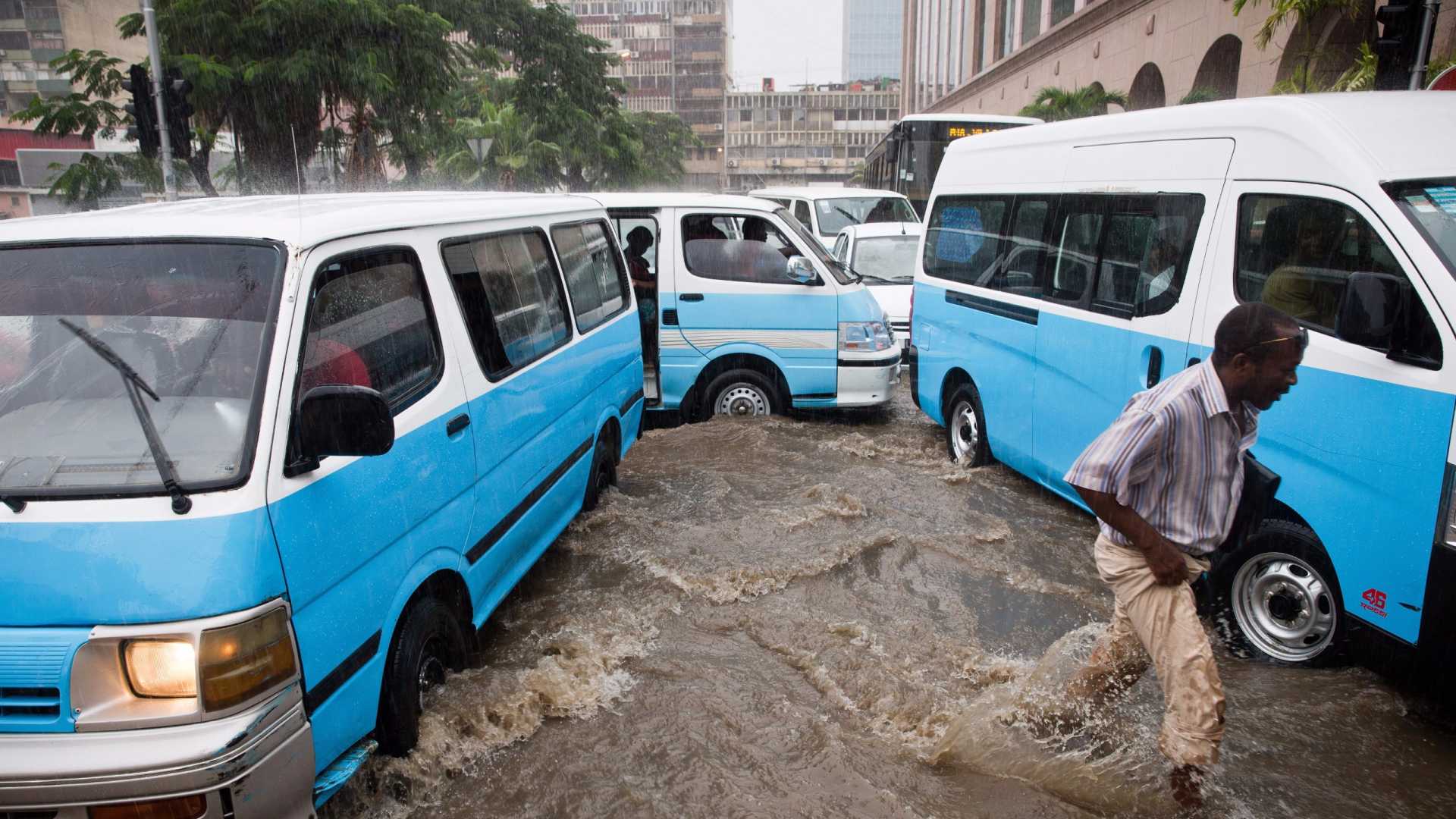 Fortes chuvas em Luanda provocam pelo menos dois mortos e inundações