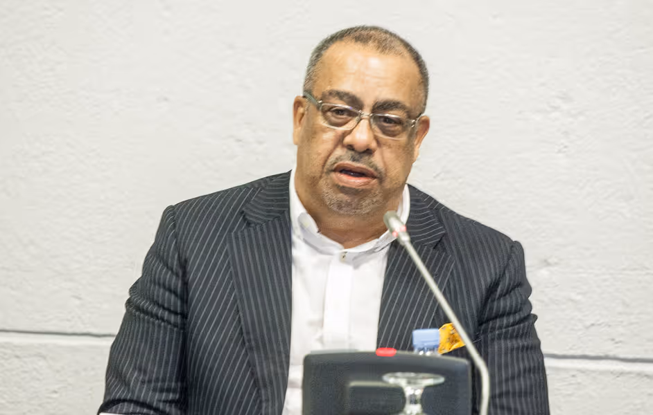 “Angola não cresce nada”, afirma economista Carlos Rosado de Carvalho