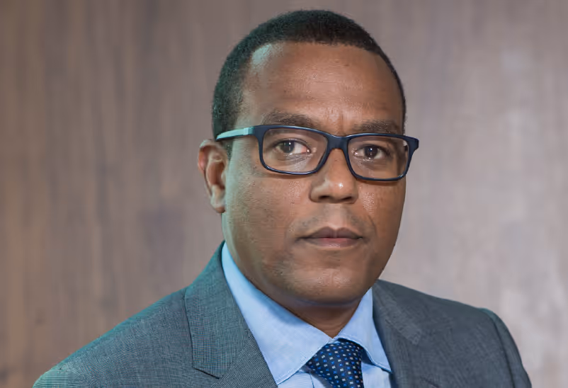 “Angola tem 30 mil milhões de dólares no exterior”, revela governador do BNA