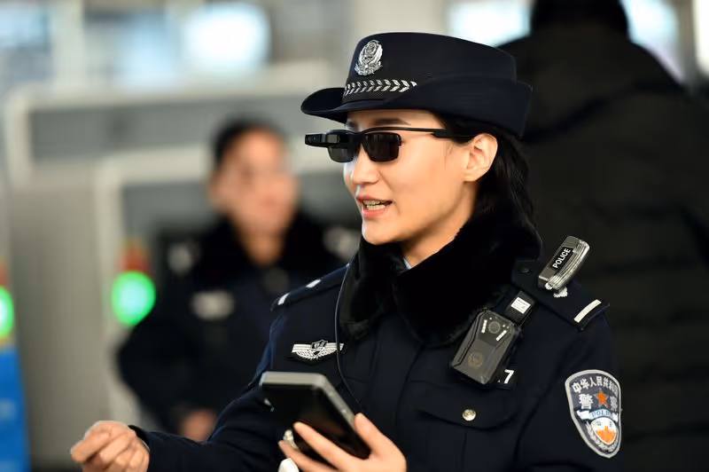 China. Polícia usa óculos que detectam suspeitos