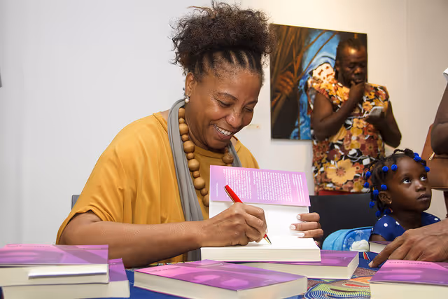 Amélia Dalomba lança antologia “Espigas de Sahel”