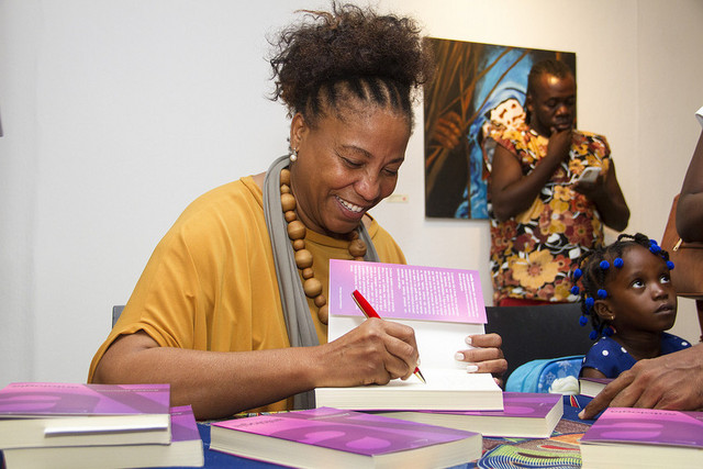 Amélia Dalomba lança antologia “Espigas de Sahel”