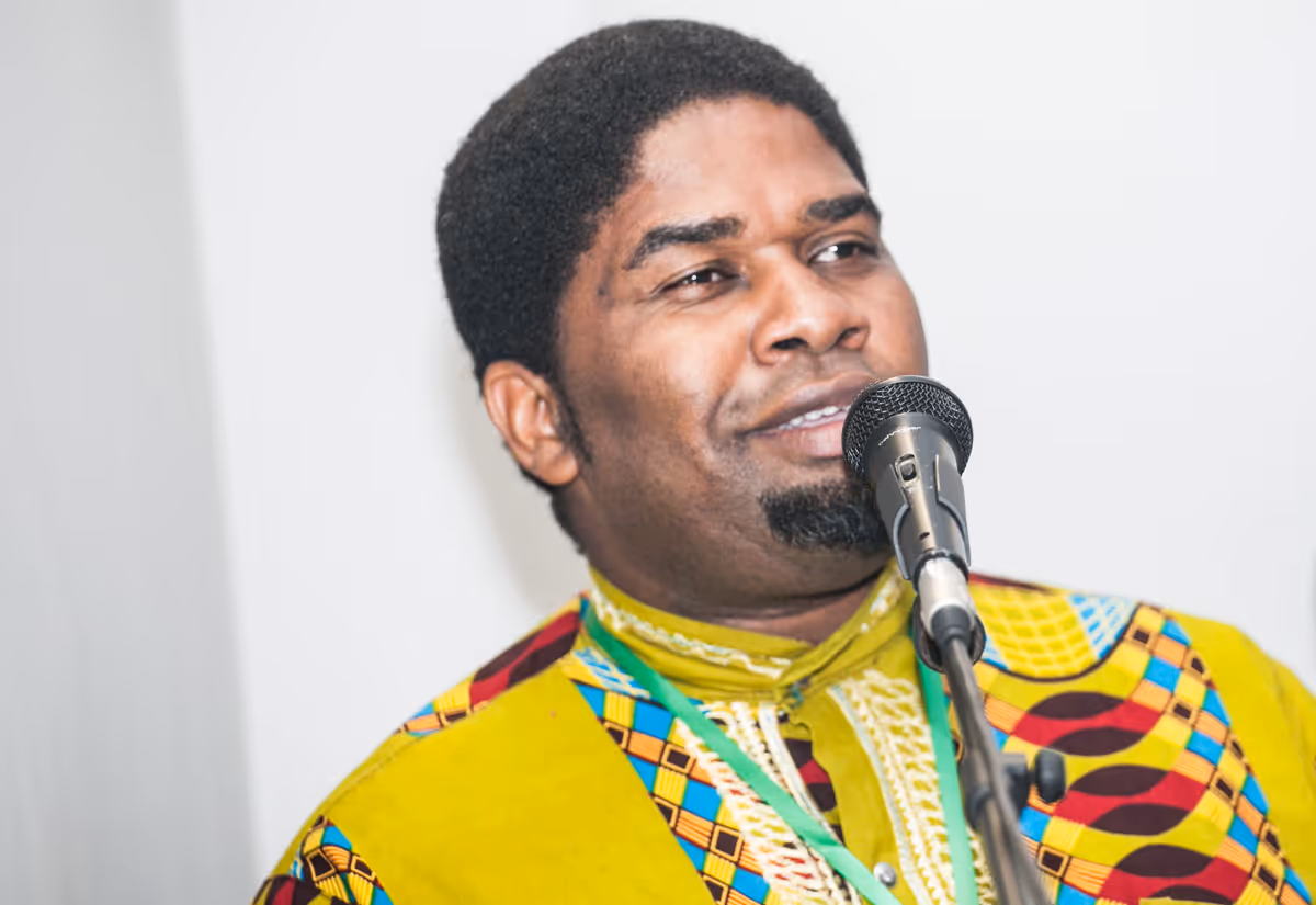 “As nossas línguas sofrem um choque cultural nas cidades capitais”, afirma analista político Augusto Báfua Báfua