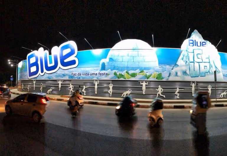 Blue Ice Up está na maior estrutura de publicidade de África