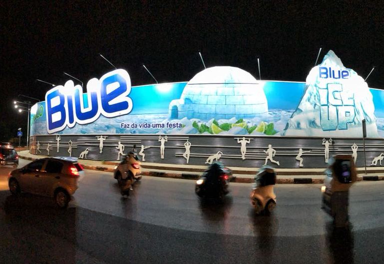 Blue Ice Up está na maior estrutura de publicidade de África