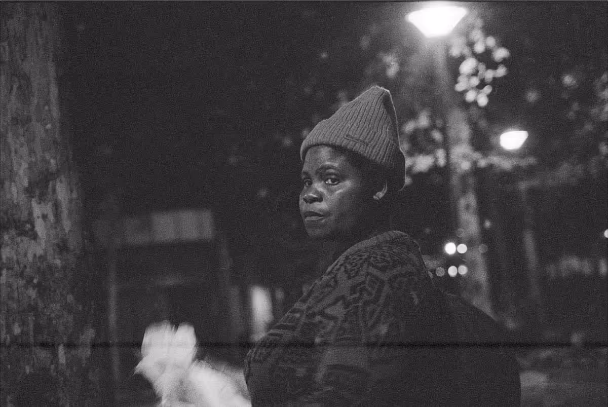 Igualdade de género focada nas necessidades básicas da mulher sul-africana é retratada em exposição fotográfica