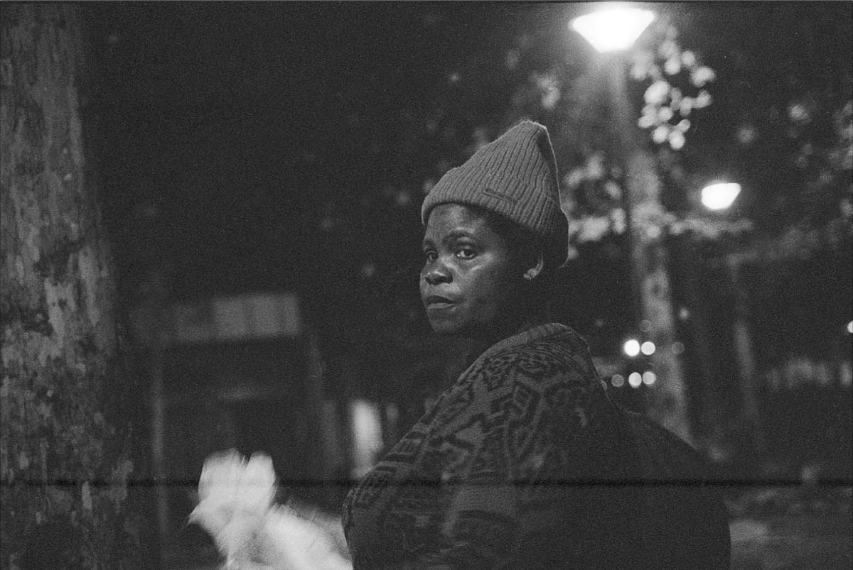 Igualdade de género focada nas necessidades básicas da mulher sul-africana é retratada em exposição fotográfica