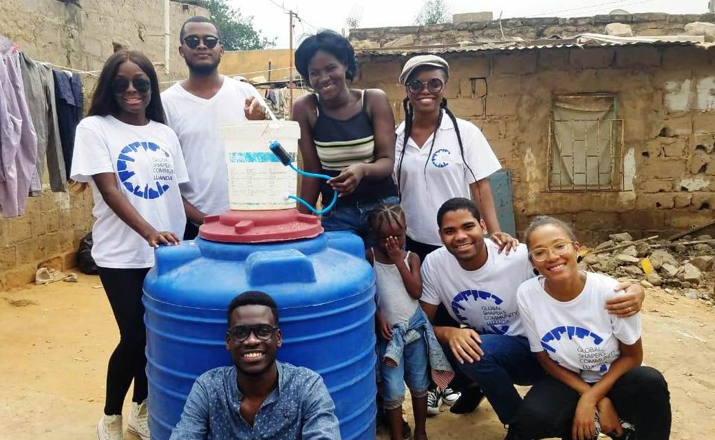 Membros da Global Shapers facilitam acesso à água potável para famílias em Luanda