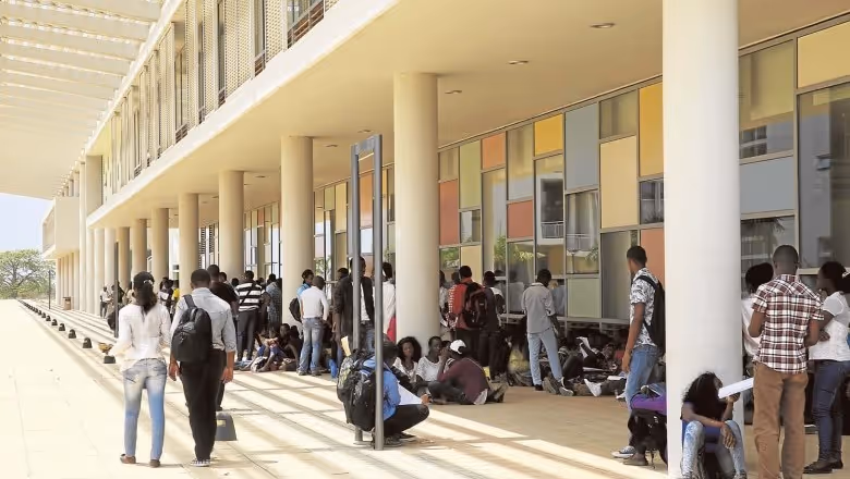 Estudantes da Universidade Agostinho Neto podem pagar propinas  