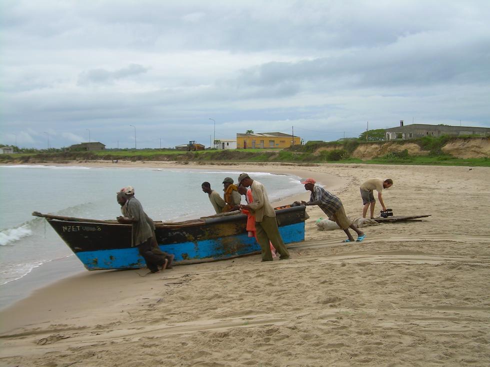 Pescadores perdidos no alto mar durante 28 dias regressam à Ilha de Luanda ilesos 