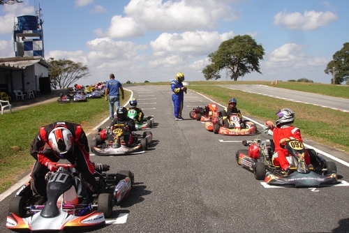 Prova de Karting é adiada por falta de condições
