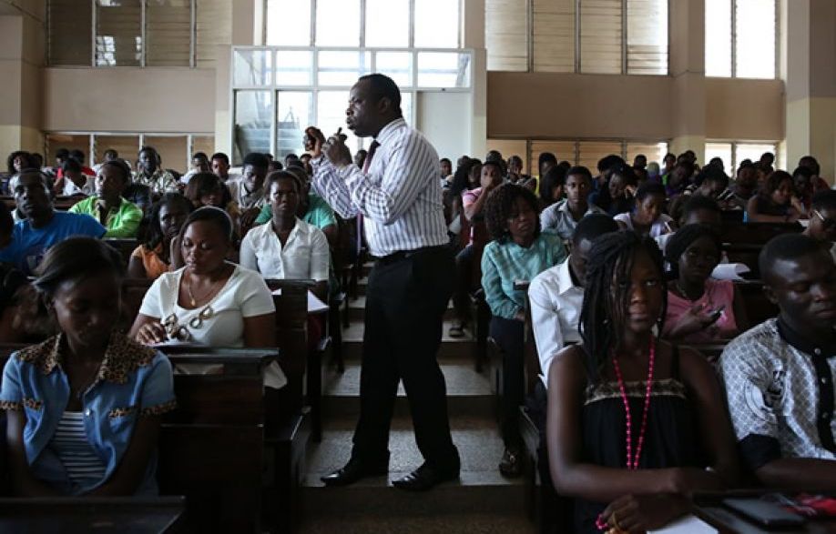 Professores universitários têm salários aumentados dentro de três meses   