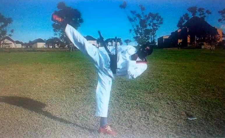 Aníbal Caliambajo frequenta mestrado de Taekwando em Seul