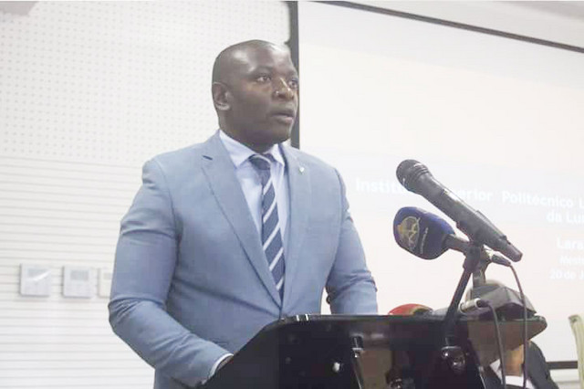 Docente considera que conflitos da identidade podem transformar a escola num fardo para o aluno